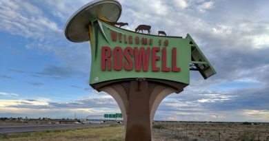 Sur la piste des soucoupes : La Route de Roswell, comédie américaine sous ciel paranoïaque