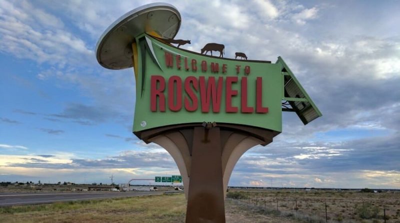 Sur la piste des soucoupes : La Route de Roswell, comédie américaine sous ciel paranoïaque